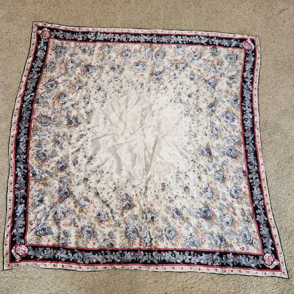 Yu‎ Hua 100% Silk Floral Scarf